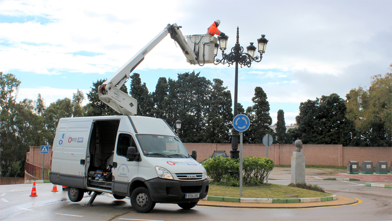 Operario del Ayuntamiento de Estepona sobre una grúa haciendo tareas de renovación de farolas. 