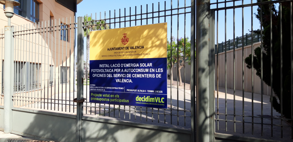 Instalación de las placas fotovoltaicas en el cementerio general del Ayuntamiento de Valencia.
