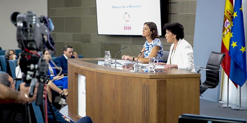 La ministra de Educación y Formación Profesional y portavoz del Gobierno en funciones, Isabel Celaá, y la ministra de Industria, Comercio y Turismo en funciones, Reyes Maroto, atienden a los medios de comunicación en la rueda de prensa posterior al Consejo de Ministros.