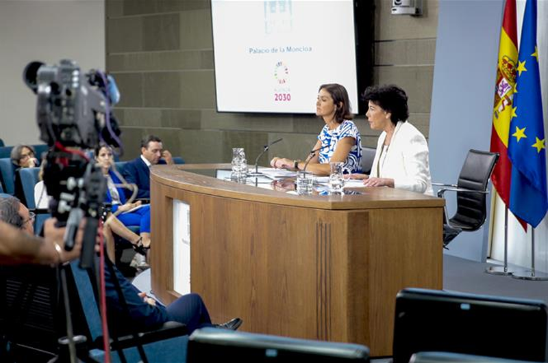 La ministra de Educación y Formación Profesional y portavoz del Gobierno en funciones, Isabel Celaá, y la ministra de Industria, Comercio y Turismo en funciones, Reyes Maroto, atienden a los medios de comunicación en la rueda de prensa posterior al Consejo de Ministros.