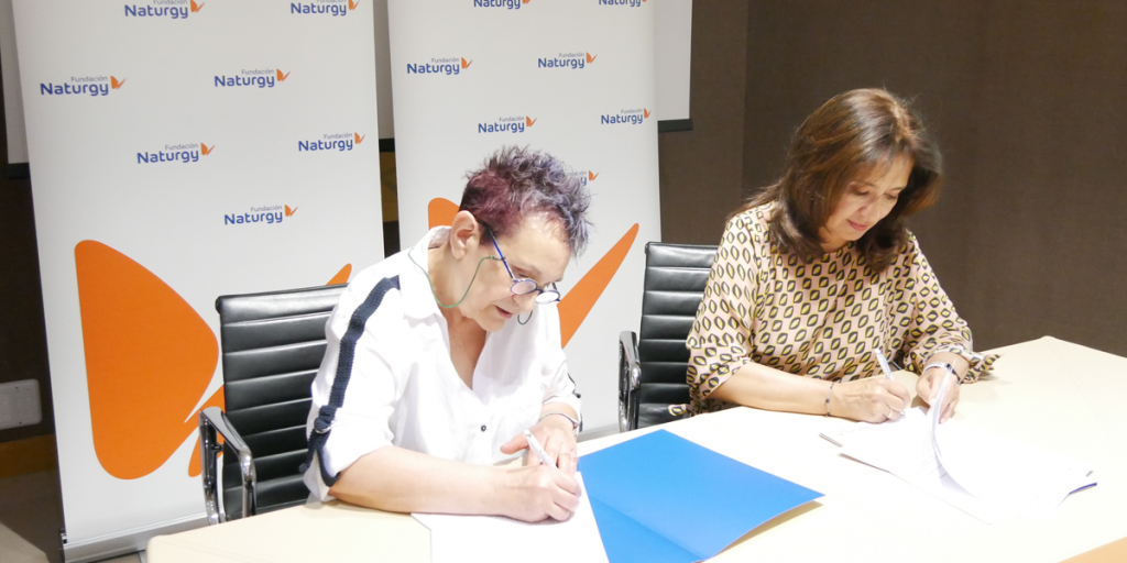 De izquierda a derecha –La presidenta de la Fundación Isadora Duncan, María García, y la directora general de la Fundación Naturgy, María Eugenia Coronado, firman el acuerdo de colaboración.