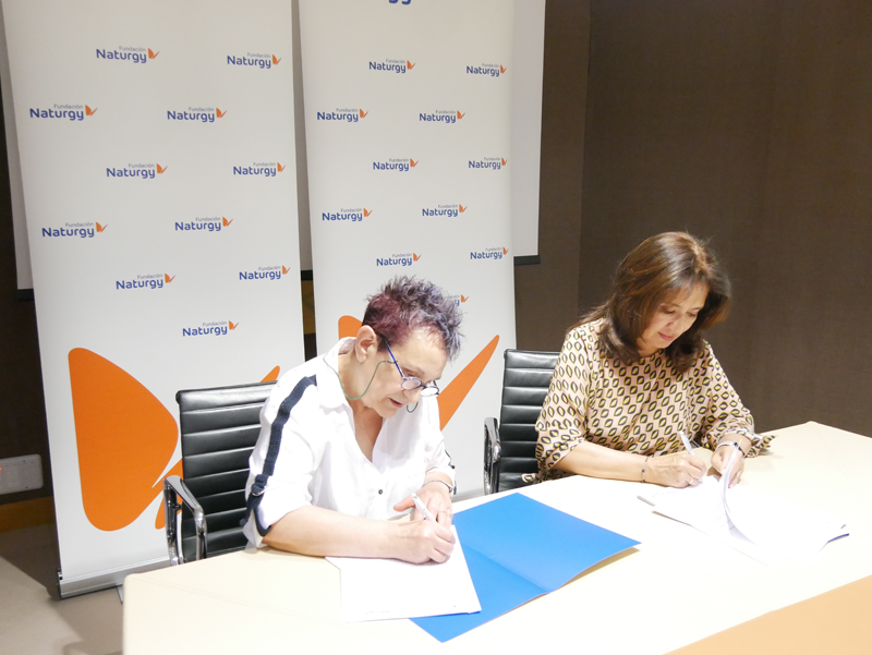 De izquierda a derecha –La presidenta de la Fundación Isadora Duncan, María García, y la directora general de la Fundación Naturgy, María Eugenia Coronado, firman el acuerdo de colaboración.