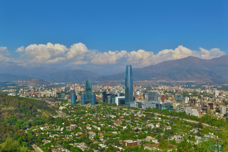 El curso gratuito de 6 semanas tiene como objetivo preparar a los participantes para avanzar en la construcción y modernización de edificios con eficiencia energética. Imagen: Santiago de Chile (Fuente: Pixabay).