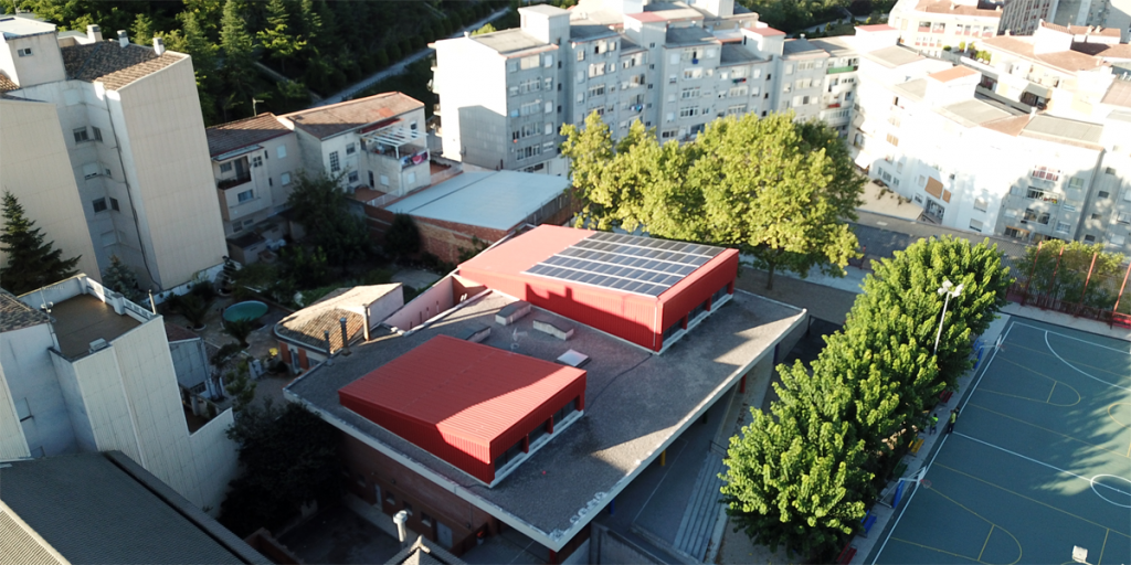 Las dos nuevas instalaciones fotovoltaicas para autoconsumo eléctrico del Ayuntamiento de Alcoy han sido implantadas en los colegios públicos Miguen Hernández y Sant Vicent.