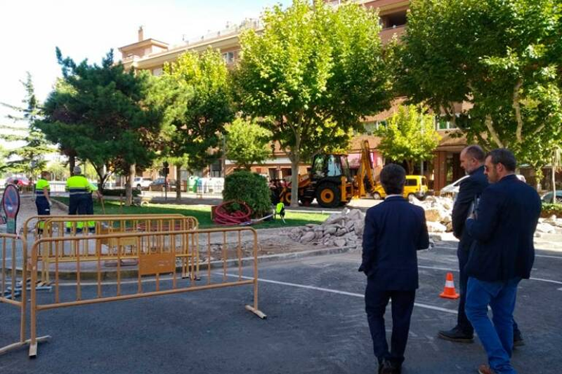 El alcalde del Ayuntamiento de Huesca, Luis Felipe, junto con el concejal de Servicios Generales y Medio Ambiente, Roberto Cacho, visitando los trabajos que se están acometiendo en la avenida Doctor Artero.