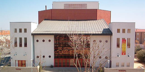 Luminarias eficientes para iluminar el entorno del Teatro Municipal del Ayuntamiento de Tomelloso, en Ciudad Real