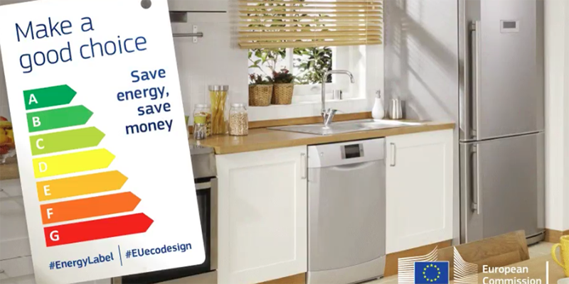 Cocina con electrodomésticos y sobre ellos una etiqueta de eficiencia energética.