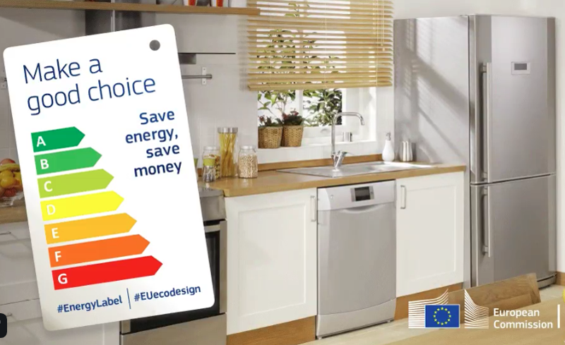 Cocina con electrodomésticos y sobre ellos una etiqueta de eficiencia energética. 