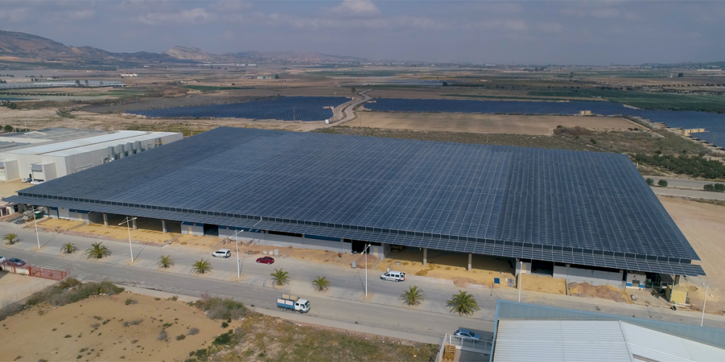 La plataforma logística de la empresa de transportes La Mosca cuenta ha instalado uno de los mayores sistemas fotovoltaicos de España.