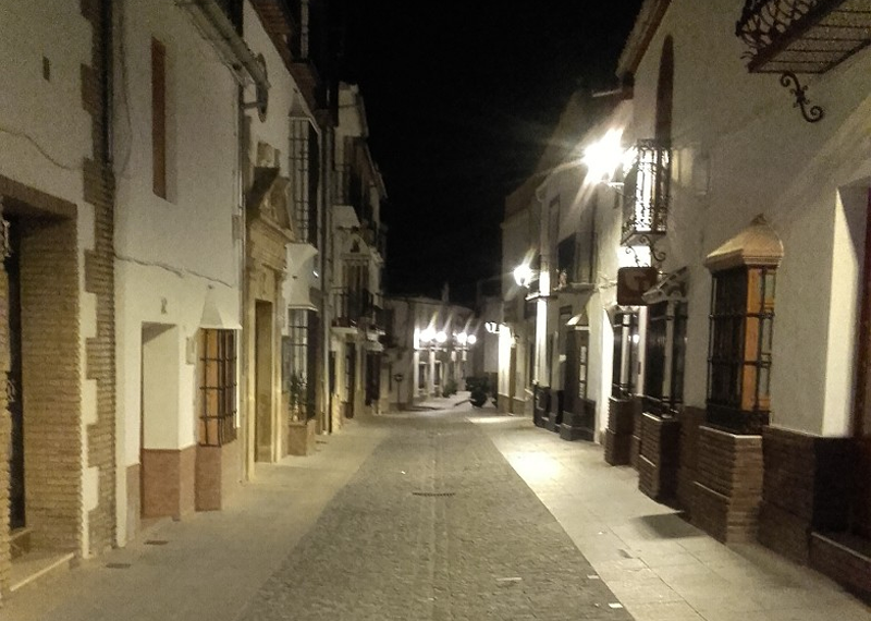 Calle de un pueblo malagueño. Alumbrado urbano. 