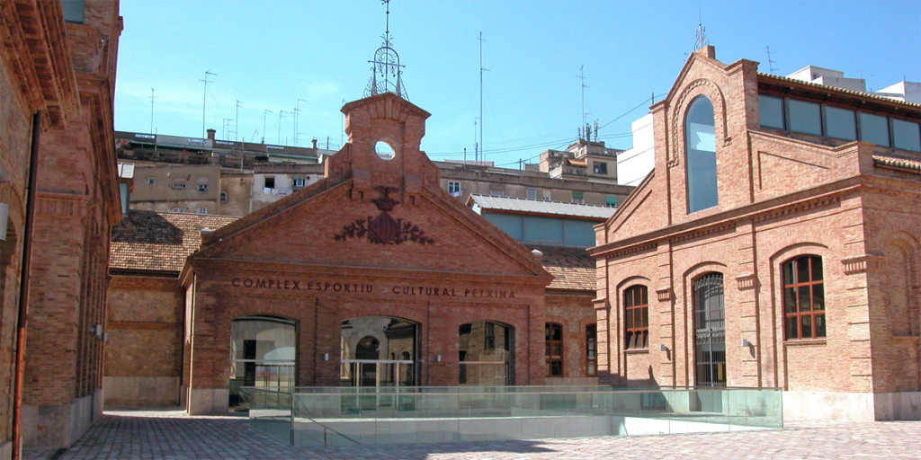 Fachada del complejo deportivo y cultural La Petxina, antiguo matadero municipal de Valencia.