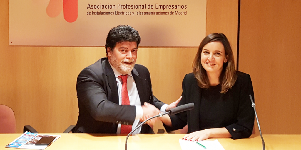 El presidente en funciones de APIEM, Ángel Bonet Salinas, y la directora general de VIVE Energía, Carmen Olier Gárate.