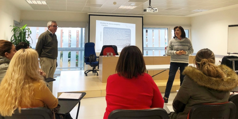 Primera sesión impartida de los talleres de formación en materia de ahorro energético en los hogares en Coslada.