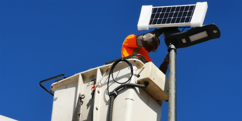 Comienza la implantación de luminarias LED alimentadas con energía solar en el alumbrado público de Estepona