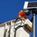 Comienza la implantación de luminarias LED alimentadas con energía solar en el alumbrado público de Estepona