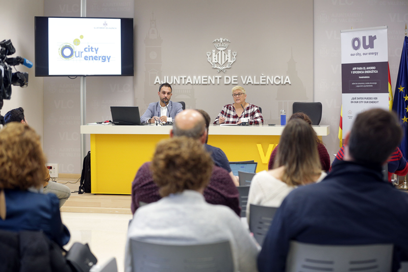 La concejala de Gestión de Recursos, Luisa Notario, y el concejal de Emergencia Climática y Transición Energética, Alejandro Ramón. del Ayuntamiento de Valencia, en rueda de prensa.