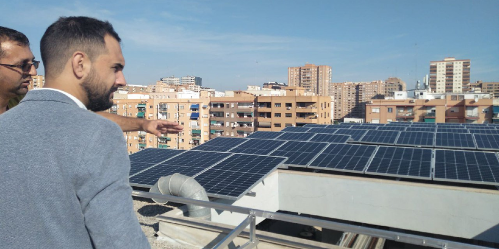 Nueva planta fotovoltaica en el edificio municipal de Juventud del Ayuntamiento de Valencia.