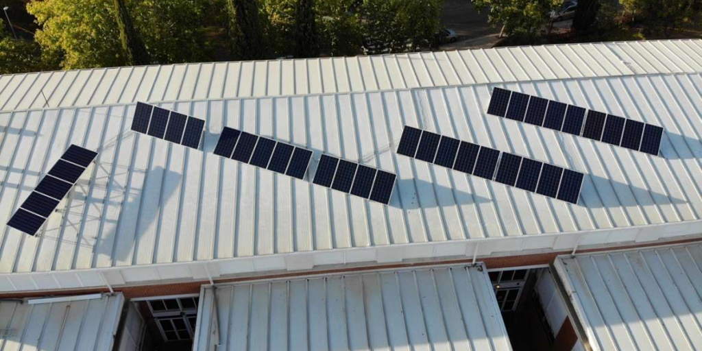 Paneles fotovoltaicos para autoconsumo eléctrico sobre la cubierta del IES San Roque de Badajoz.