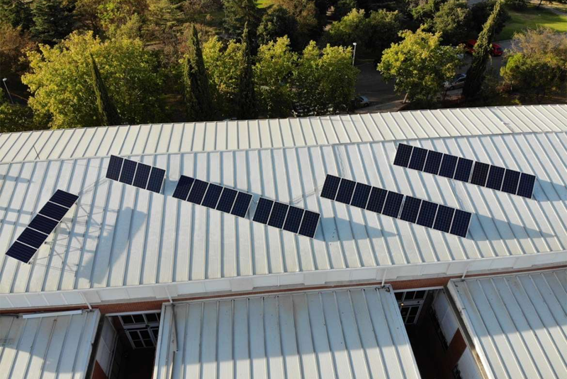 Paneles fotovoltaicos para autoconsumo eléctrico sobre la cubierta del IES San Roque de Badajoz. 