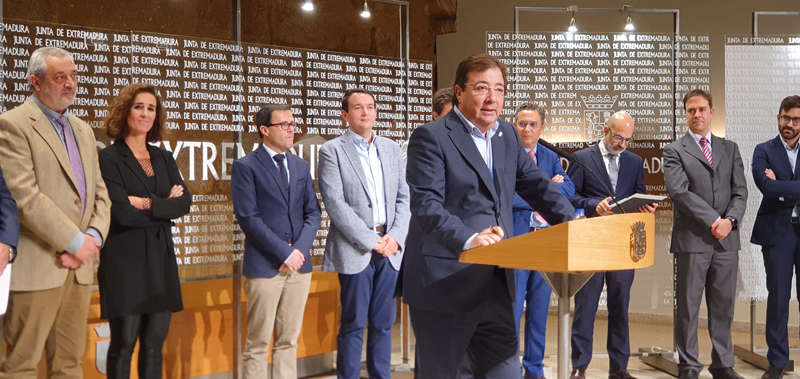 El presidente de la Junta de Extremadura informa sobre el acuerdo firmado con UNEF para fomentar el desarrollo del autoconsumo en la región.