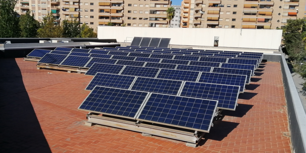 Placas fotovoltaicas sobre la azotea de un edificio municipal del Ayuntamiento de Valencia.