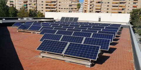 Las placas solares existentes en edificios del Ayuntamiento de Valencia se adaptan a la Ley del Autoconsumo