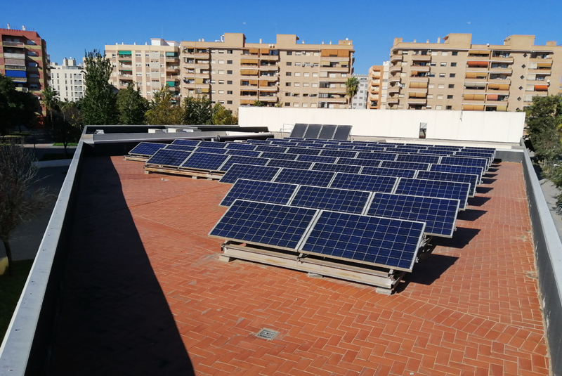 Placas fotovoltaicas sobre la azotea de un edificio municipal del Ayuntamiento de Valencia. 