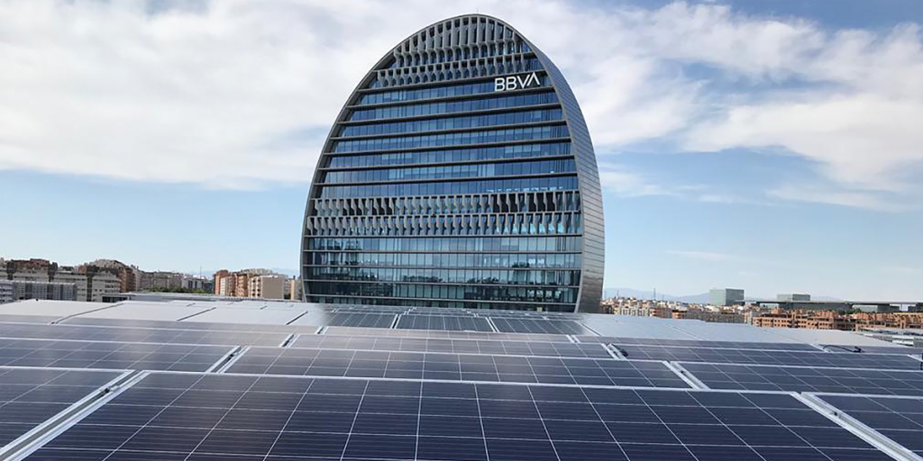 Ciudad BBVA duplica la potencia fotovoltaica instalada con 5230 nuevos módulos solares.