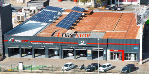 Una instalación fotovoltaica proporciona el 90% de la energía consumida por el primer taller verde de Sevilla