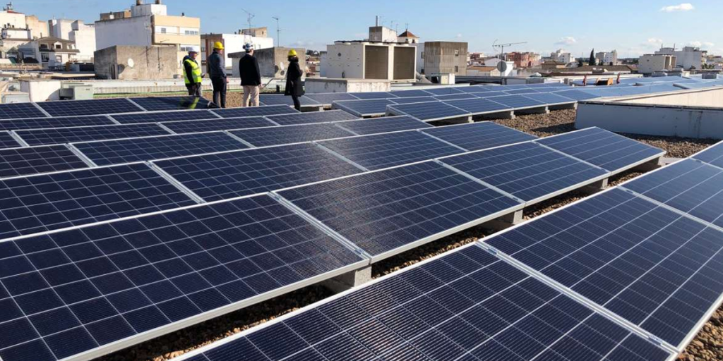Placas fotovoltaicas sobre la cubierta del edificio administrativo de la junta de extremadura