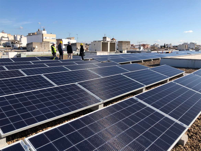 Placas fotovoltaicas sobre la cubierta del edificio administrativo de la junta de extremadura 
