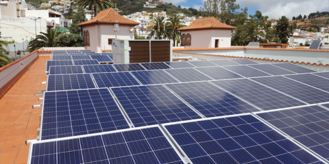 El Ayuntamiento de Teror ahorra un 40% de energía tras la instalación de 160 placas solares para autoconsumo