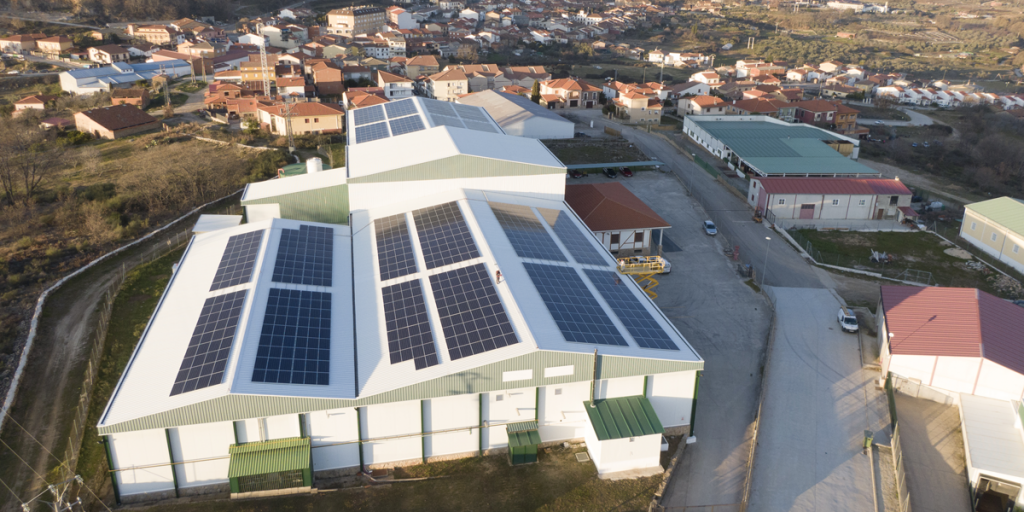 Cambio Energético instala autoconsumo fotovoltaico industrial en una fábrica de pimentón de La Vera (Cuacos de Yuste, Cáceres).