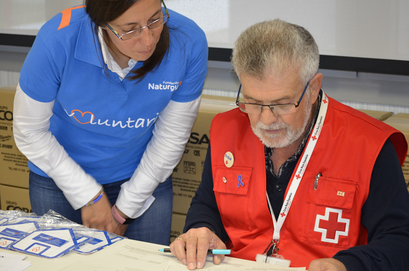 voluntarios de Naturgy y Cruz Roja