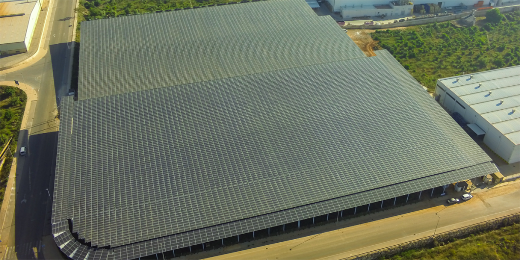 Con una superficie de 12.126 metros cuadrados y una potencia de 2.171 MWp, la instalación fotovoltaica produce 3.000.000 kWh.