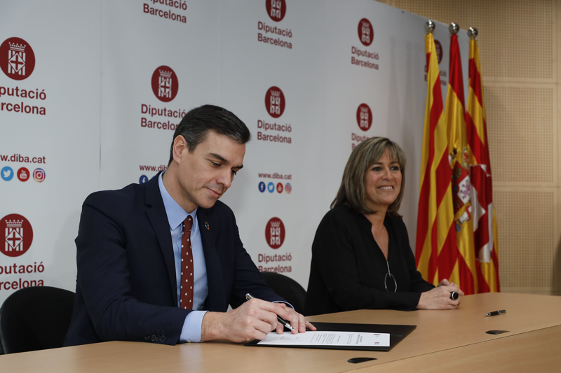 Núria Marín y Pedro Sánchez firman un acuerdo de impulso a las energías renovables en los municipios por 11,5 millones de euros