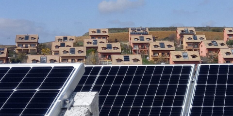 Comienzan las obras para instalar placas fotovoltaicas en cinco edificios municipales de Valdepiélagos, en Madrid