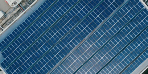 Nueva eléctrica que aplica la compensación simplificada de excedentes a las instalaciones de autoconsumo