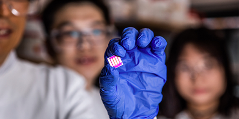 Un equipo de UQ ha desarrollado células solares de puntos cuánticos que pueden convertirse en películas delgadas y flexibles y usarse para generar electricidad incluso en condiciones de poca luz.