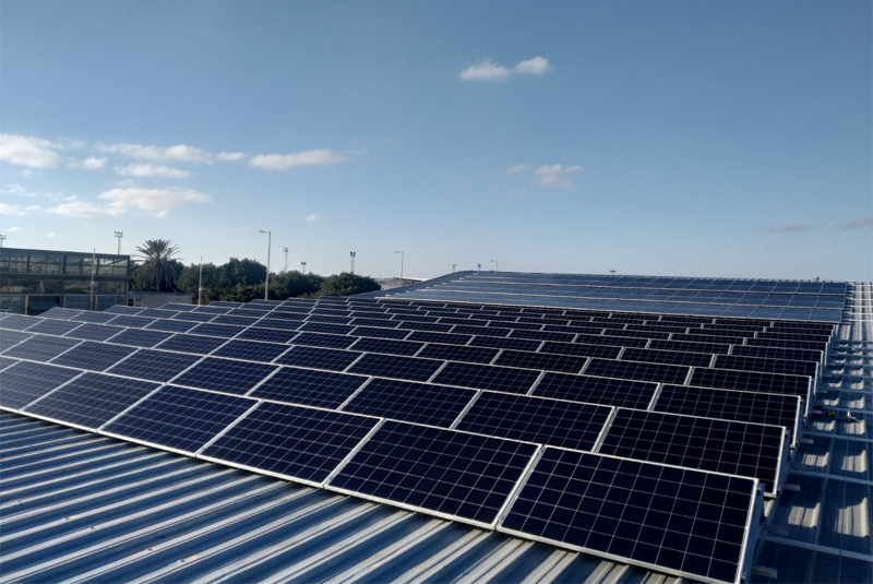 Instalación fotovoltaica en régimen de autoconsumo situada sobre la cubierta de la Piscina Municipal Tita Llorens.