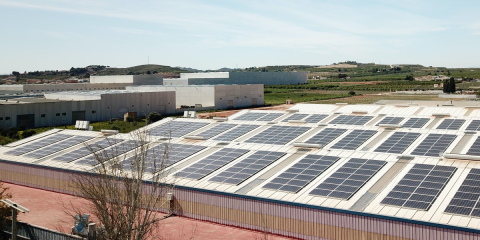 Autoconsumo fotovoltaico para abastecer una fábrica de alumbrado público y apoyos metálicos