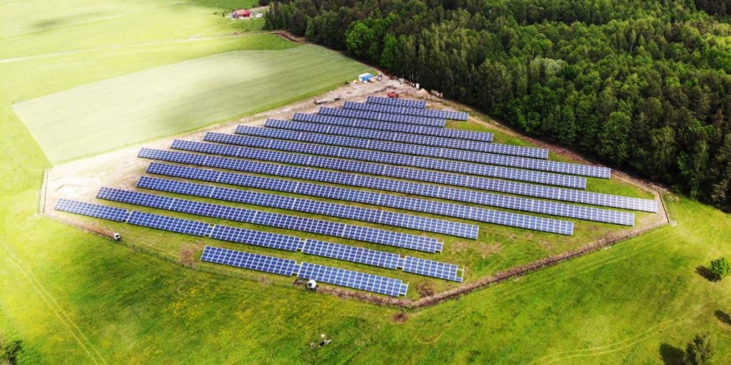 Lituania lanza un proyecto de plataforma online que permite consumir la energía generada por un panel solar remoto.