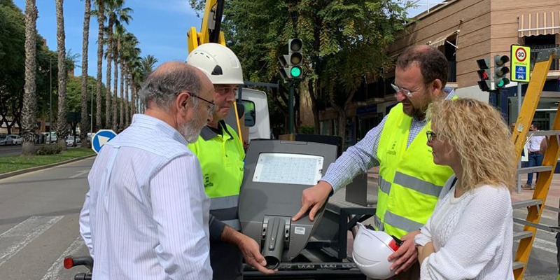 El Ayuntamiento mejora la visibilidad nocturna de la Avenida Primero de Mayo con la instalación de nuevas luminarias de bajo consumo