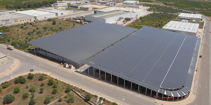 Se reinician las obras de la nave con instalación fotovoltaica que albergará el nuevo centro logístico de la empresa cerámica Iberoclays