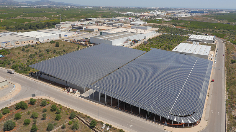 Se reinician las obras de la nave con instalación fotovoltaica que albergará el nuevo centro logístico de la empresa cerámica Iberoclays 