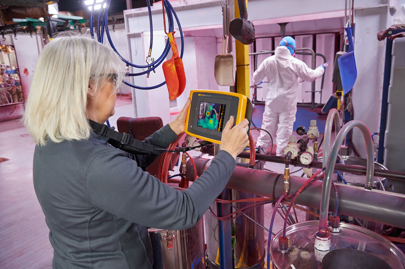 Detección de fugas de aire comprimido mediante cámara acustica industrial reduce el consumo energético de la cadena de producción. 