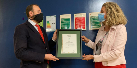 El Ayuntamiento de Murcia luce la placa que acredita su Gestión Energética según la ISO 5001