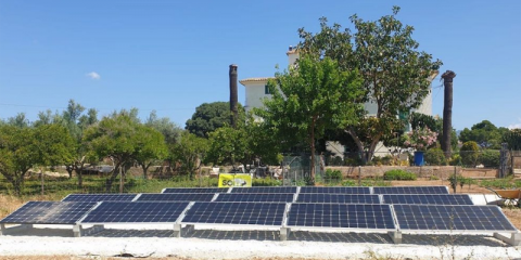 Puesta en marcha de una planta solar financiada con donativos en un instituto de acción social