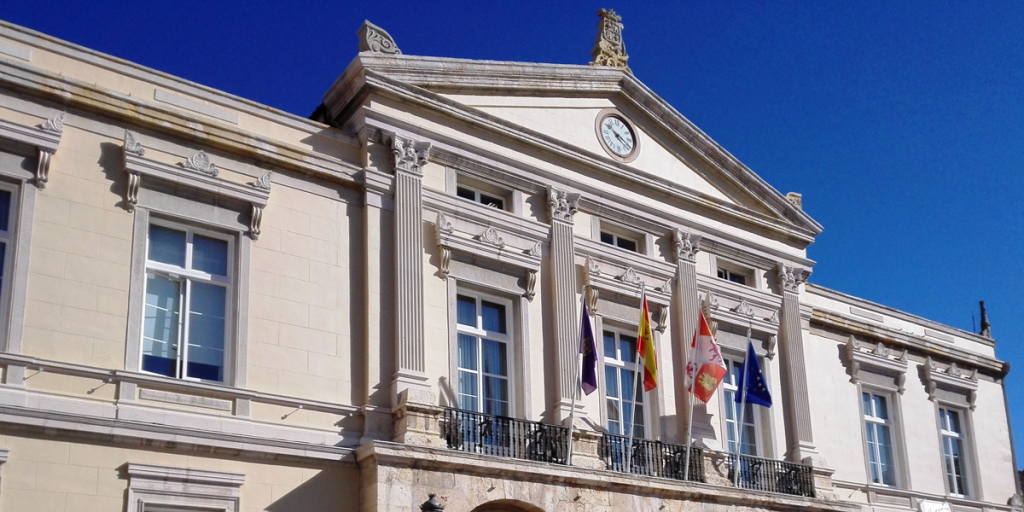 El Ayuntamiento de Palencia prevé invertir 276.000 euros en la sustitución del sistema de iluminación de la Plaza Mayor por uno capaz de reducir el gasto energético en un 50% sobre el actual gracias a los Fondos Europeos de Desarrollo Regional
