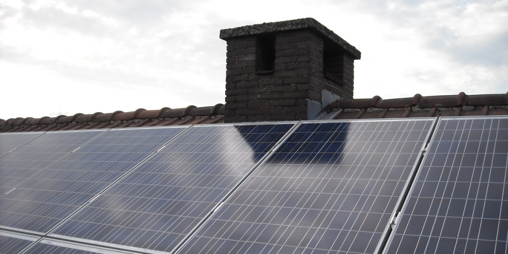 Holaluz lanza el movimiento La Revolución de los Tejados, para transformar la mayor cantidad de metros cuadrados de tejado en fuente de energía verde.